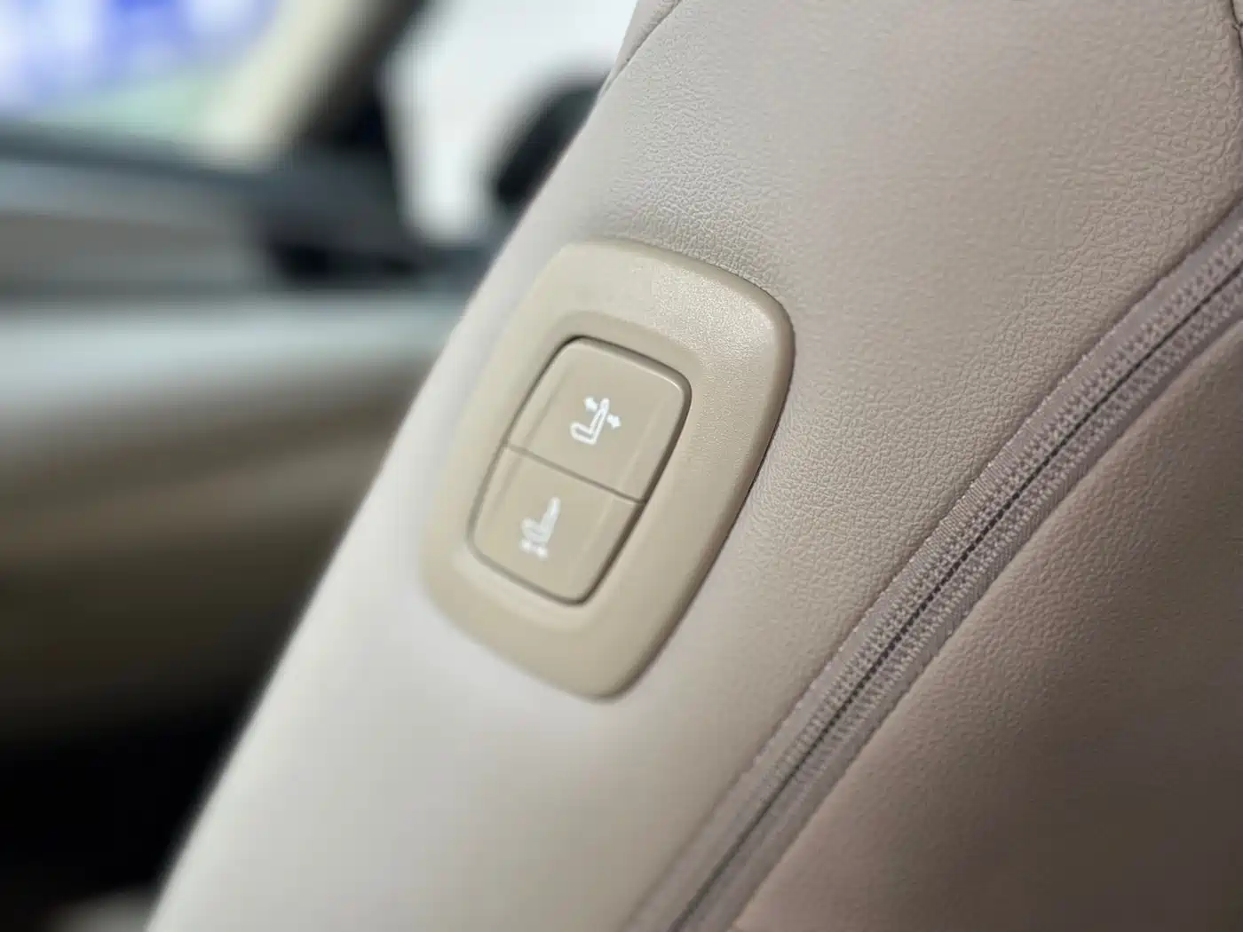 Toyota Camry 2018 Hybrid 2.5HG Luxury Edition фото 14