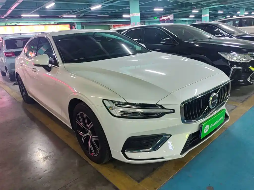 Volvo S60 2026 2025 B4 Smart Luxury Edition