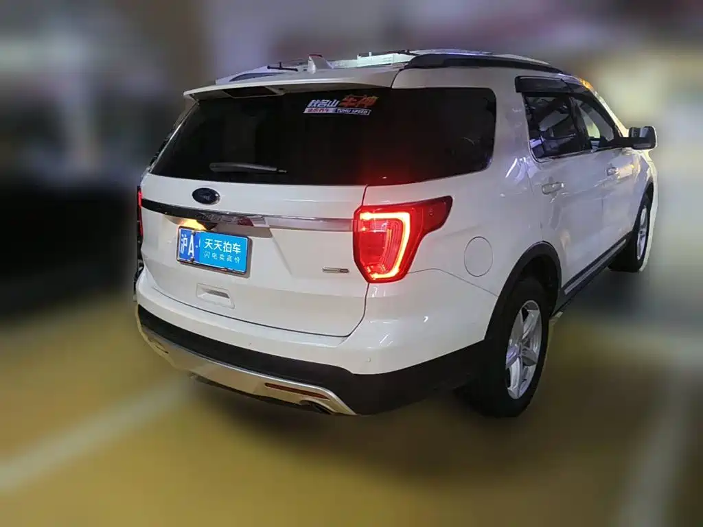 Photo 2 - Ford Explorer (Import)