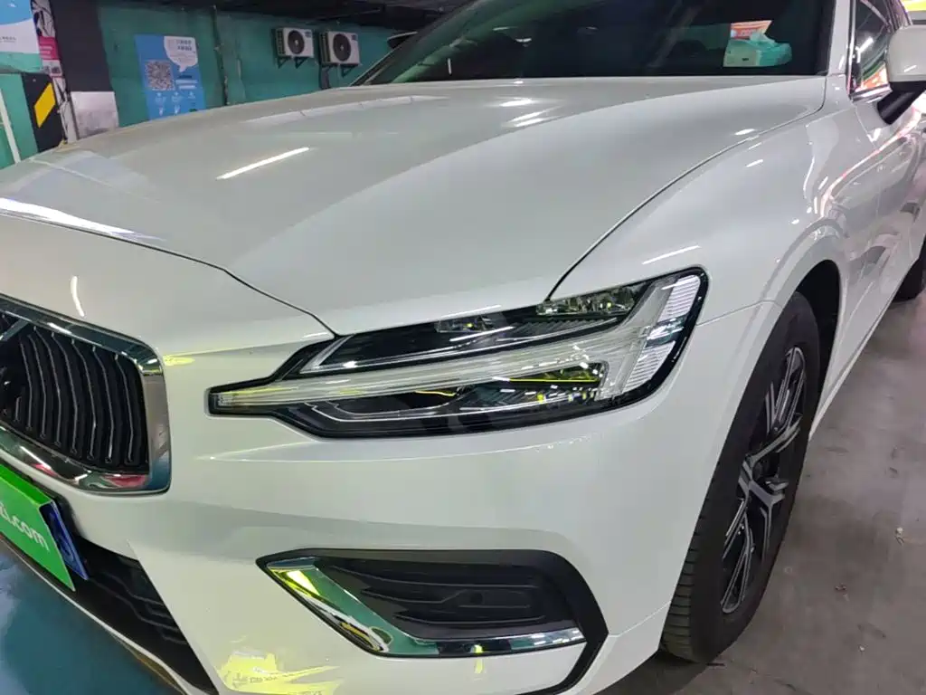 Volvo S60 2026 2025 B4 Smart Luxury Edition