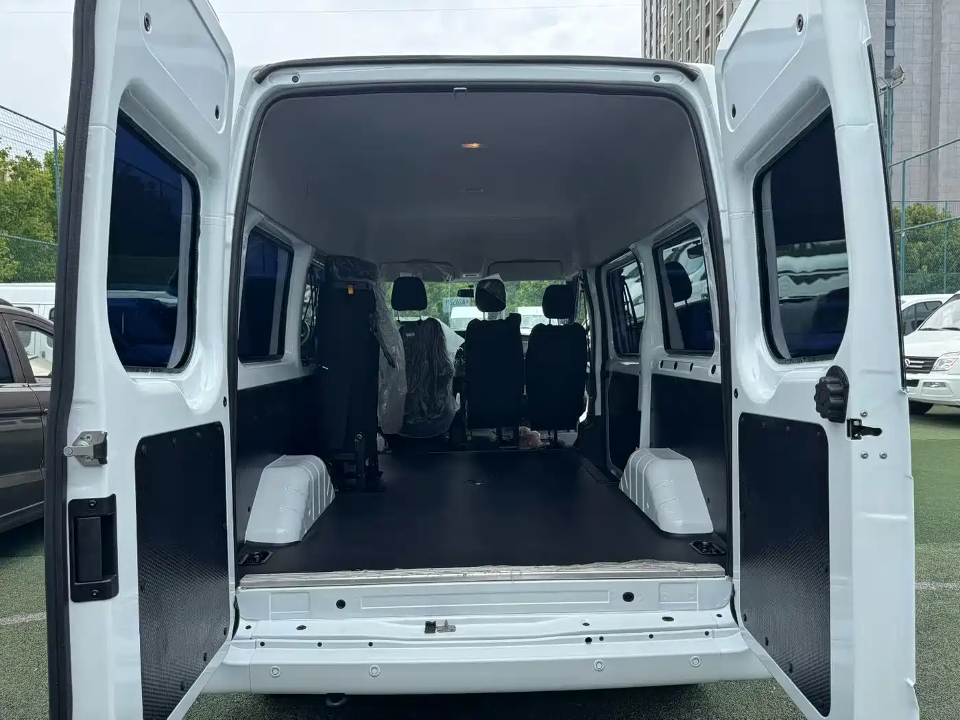 Jiangling JMC Fushun 2025 2025 Model 2.0T 6MT Diesel Short Wheelbase Medium Roof Commercial MPV 5/6 Seats