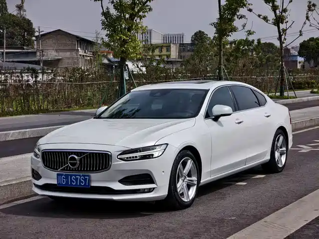VOLVO S90