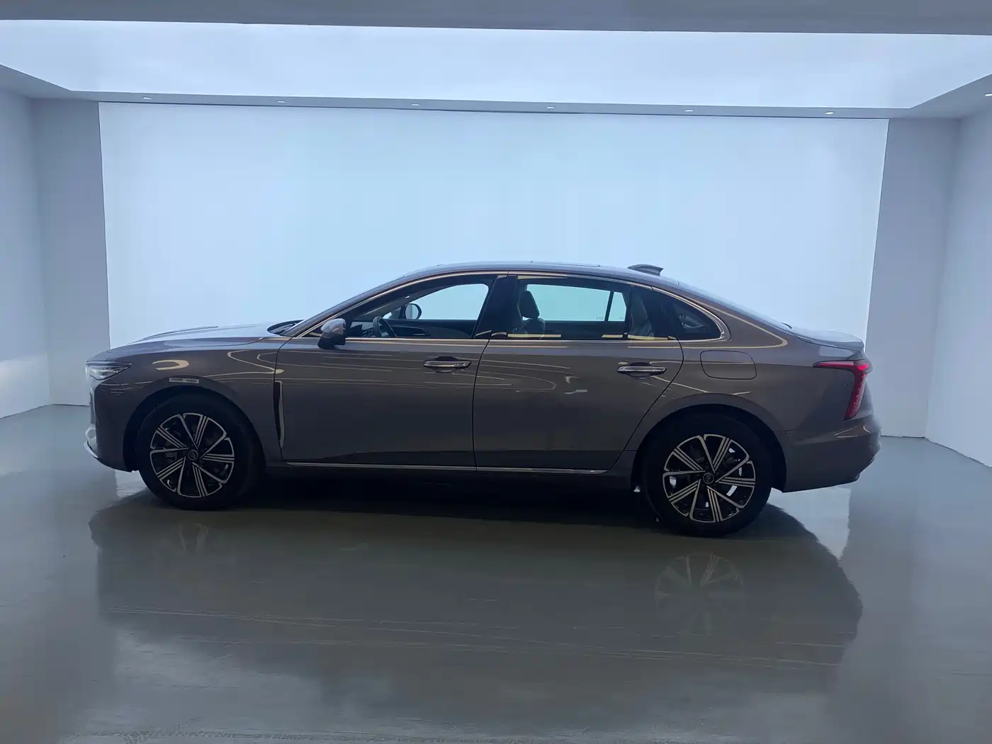 Hongqi H5 PHEV 2025 170 Super Hybrid Edition фото 4