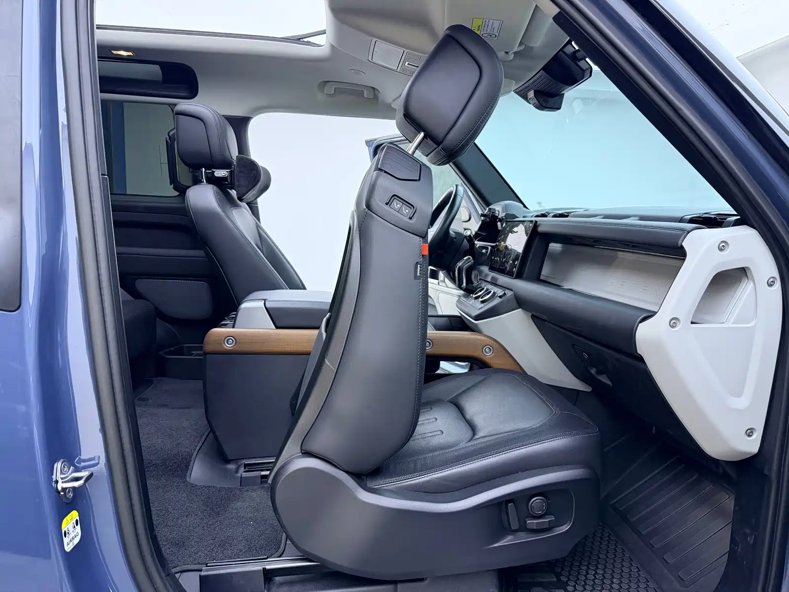 Photo 11 - Land Rover Defender