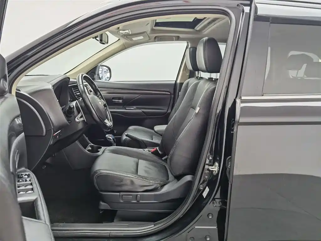 Mitsubishi Outlander (Import) 2016 2.4L 4WD Elite 5-seater фото 10