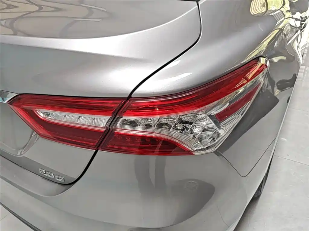 Фото 8 - Toyota Camry