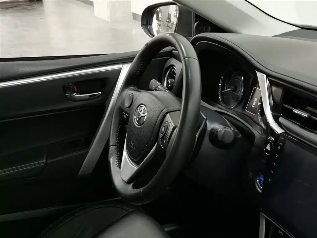 Toyota Corolla 2017 Facelift Hybrid 1.8L E-CVT Elite Edition фото 22