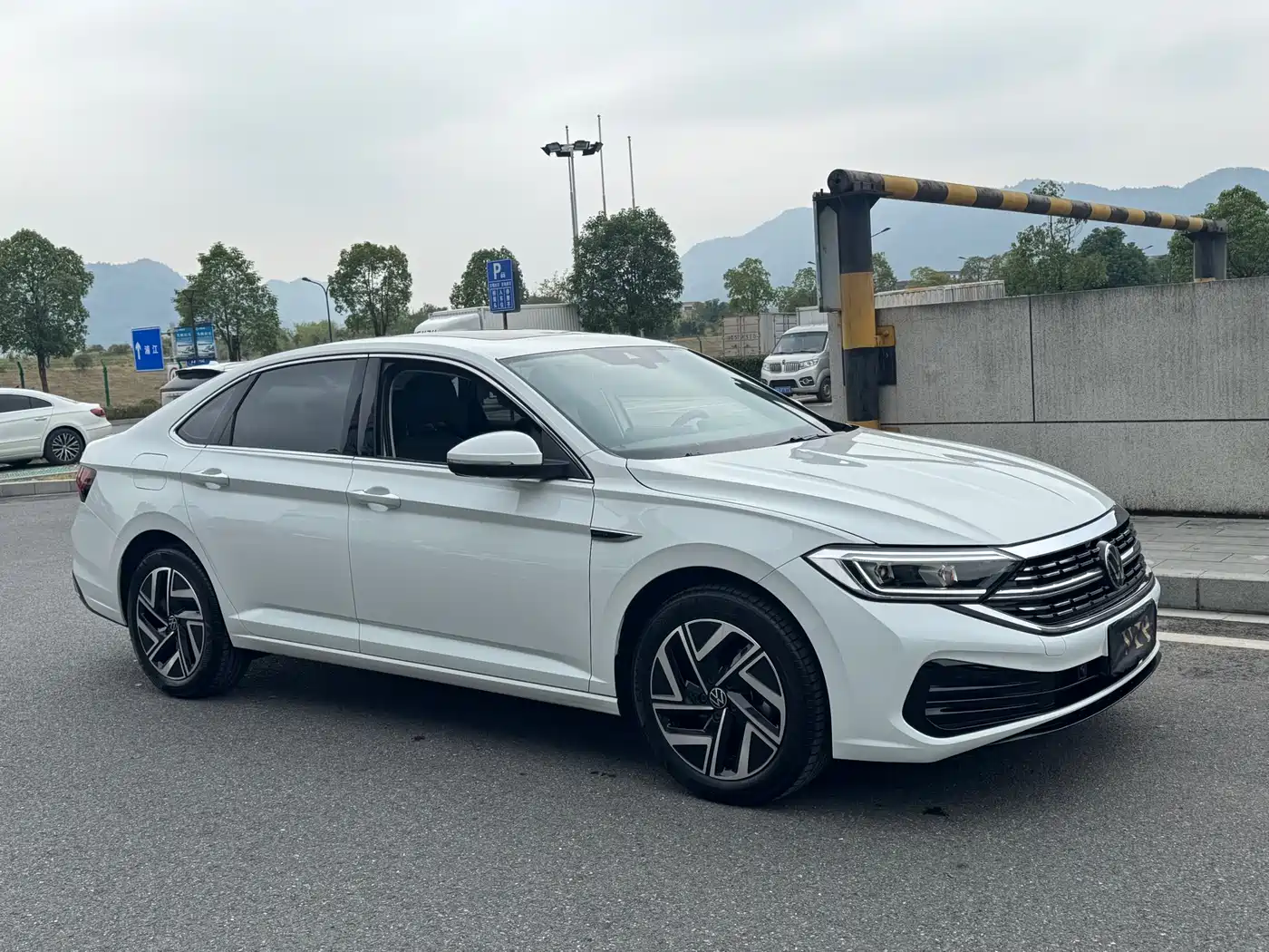 Volkswagen Sagitar 2024 300TSI DSG Surpass Edition фото 3