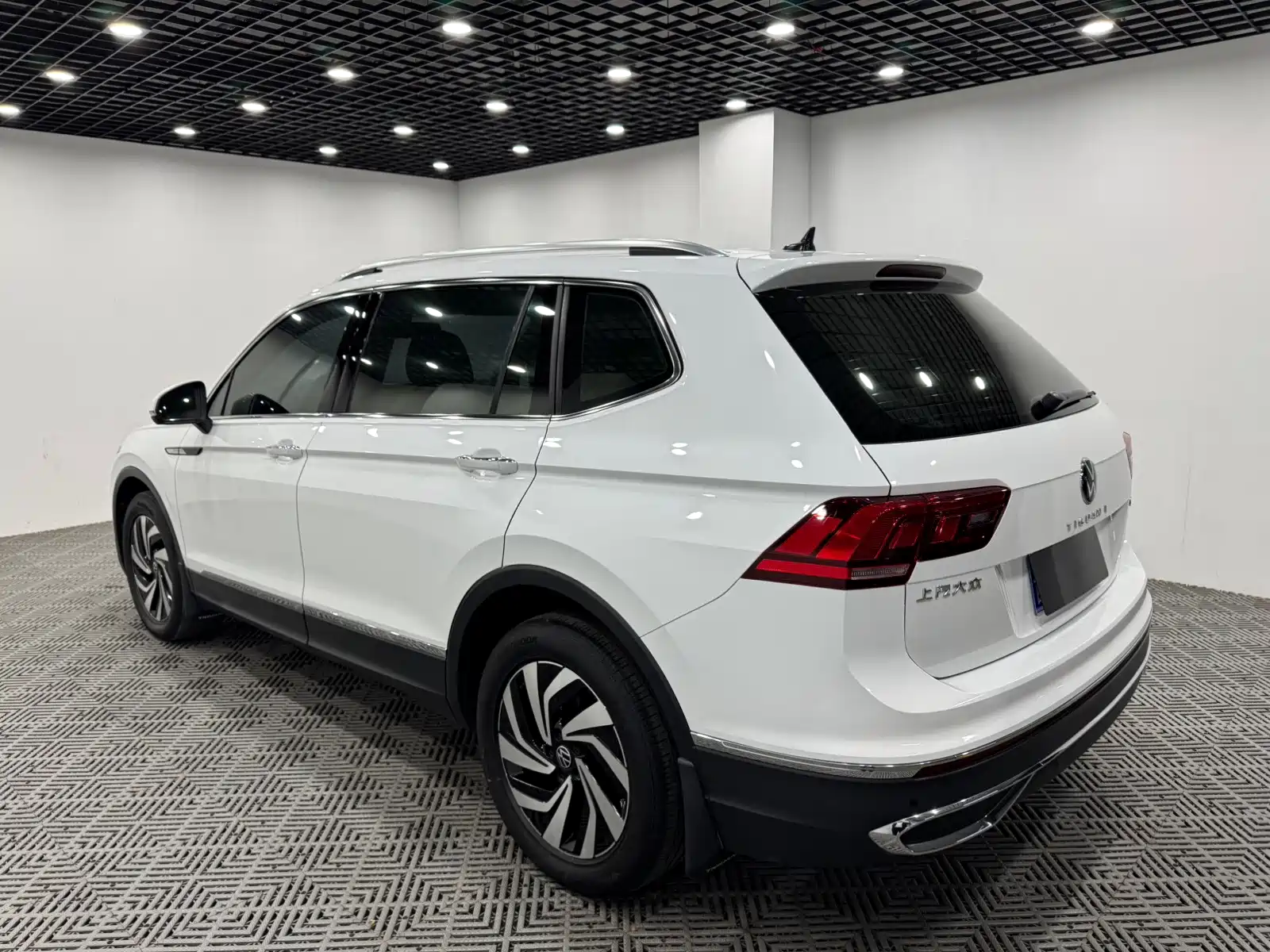Photo 9 - Volkswagen Tiguan L