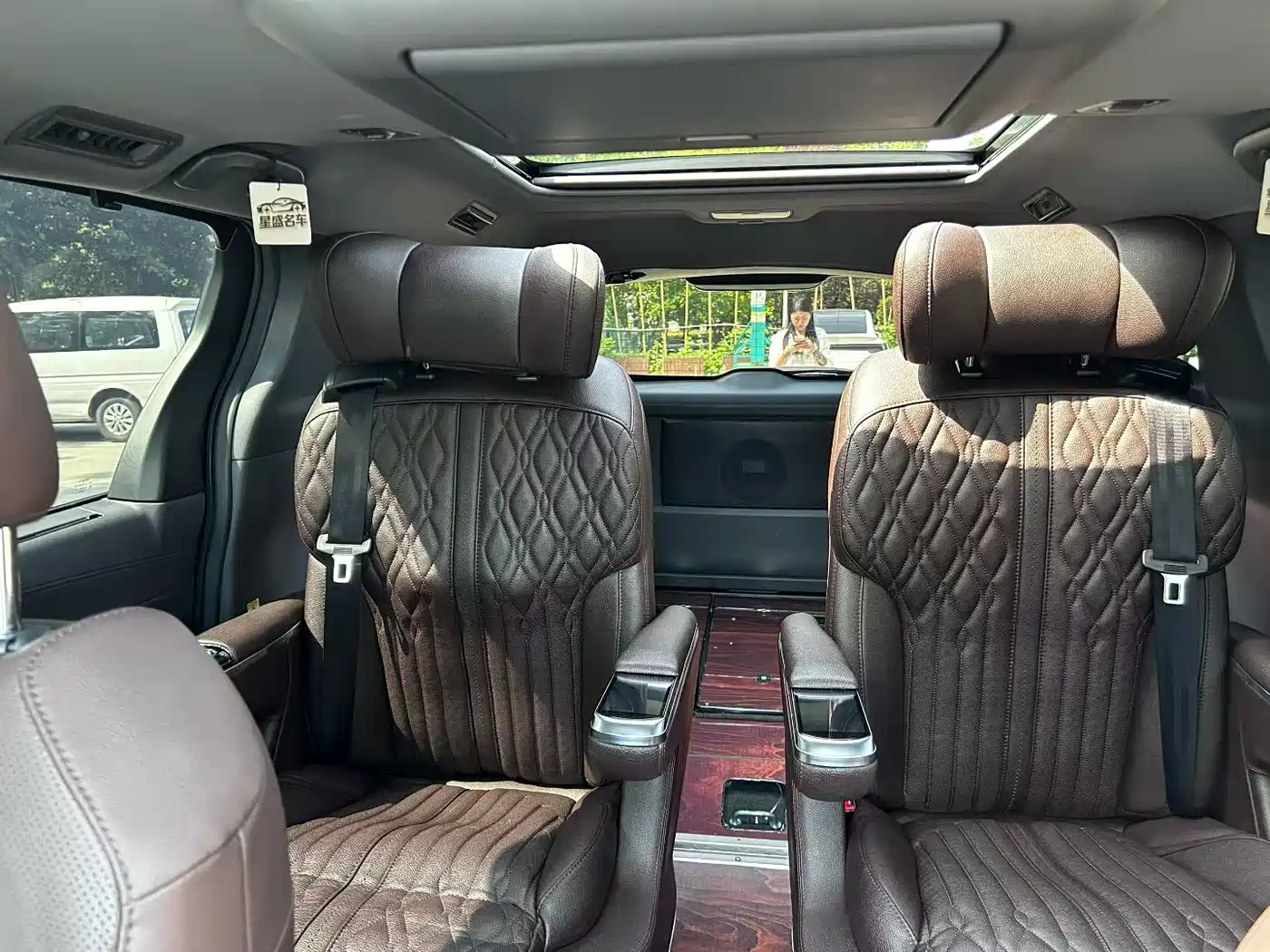 Toyota Sienna 2021 2.5L Hybrid Platinum Edition фото 11