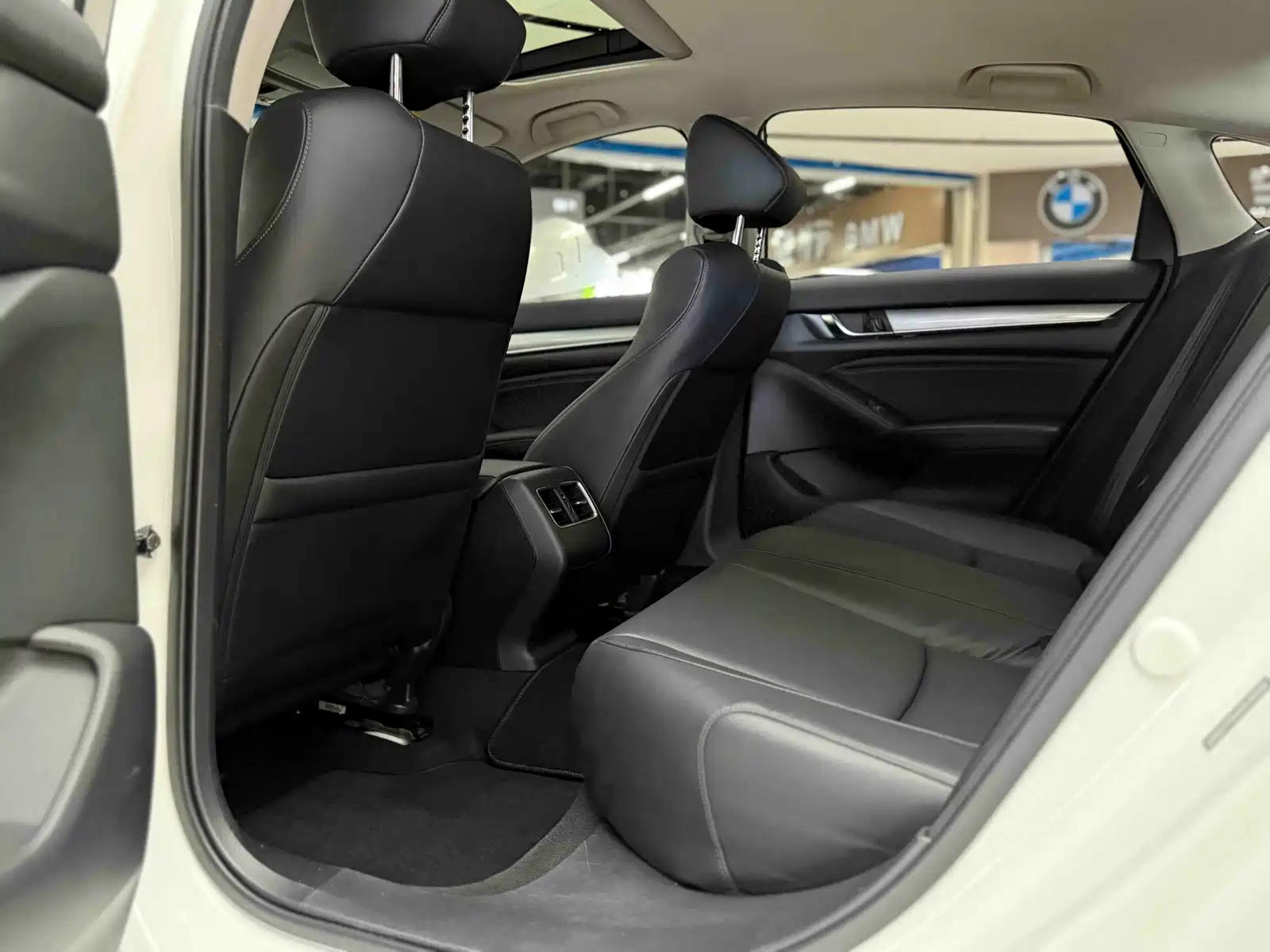 Photo 5 - Honda Accord
