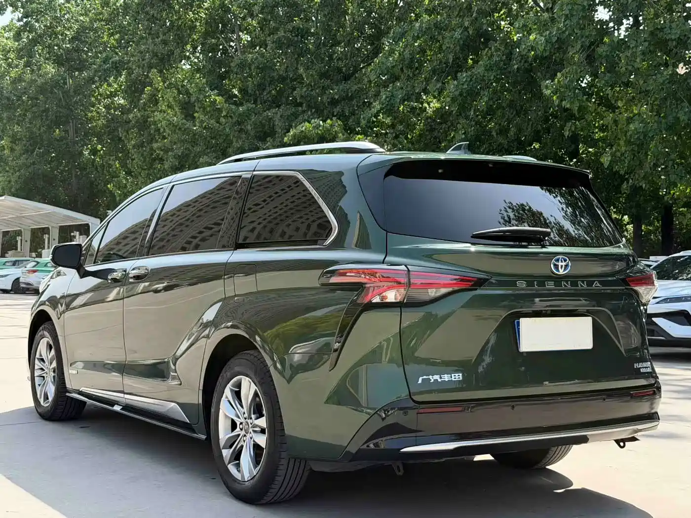 Toyota Sienna 2021 2.5L Hybrid Platinum Edition фото 9
