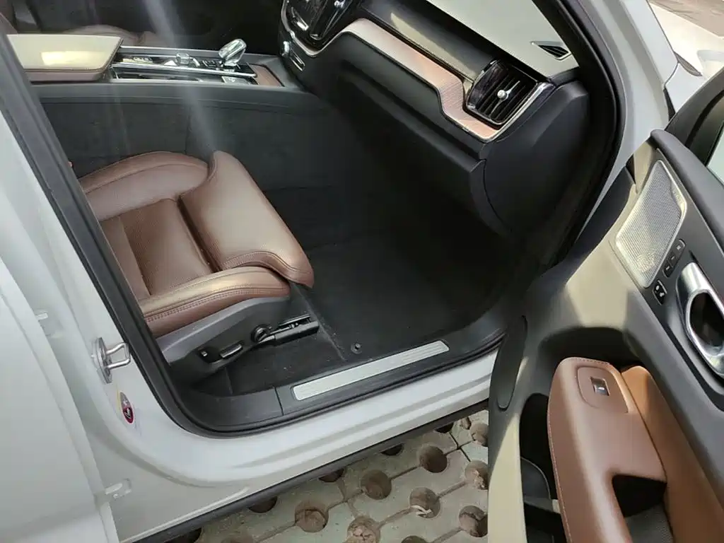 Volvo XC60 Plug-in Hybrid 2024 2024 T8 PHEV Long Range AWD Smart Elegance Luxury Edition