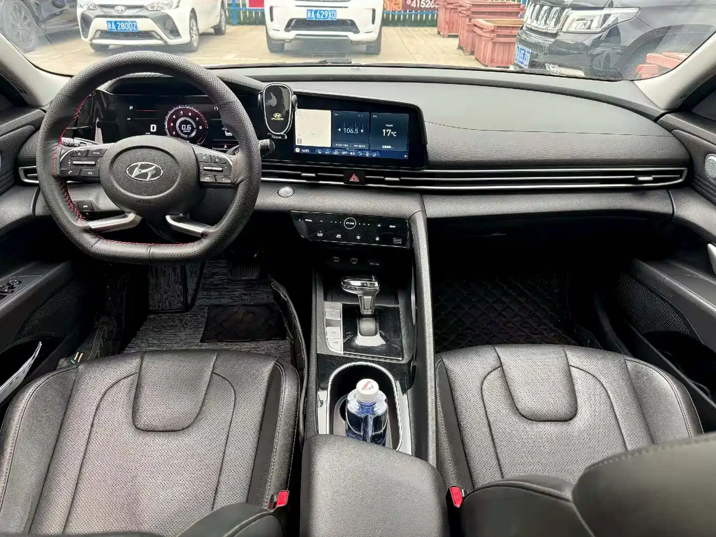 Hyundai Elantra 2021 1.5L CVT LUX Premium Edition фото 4