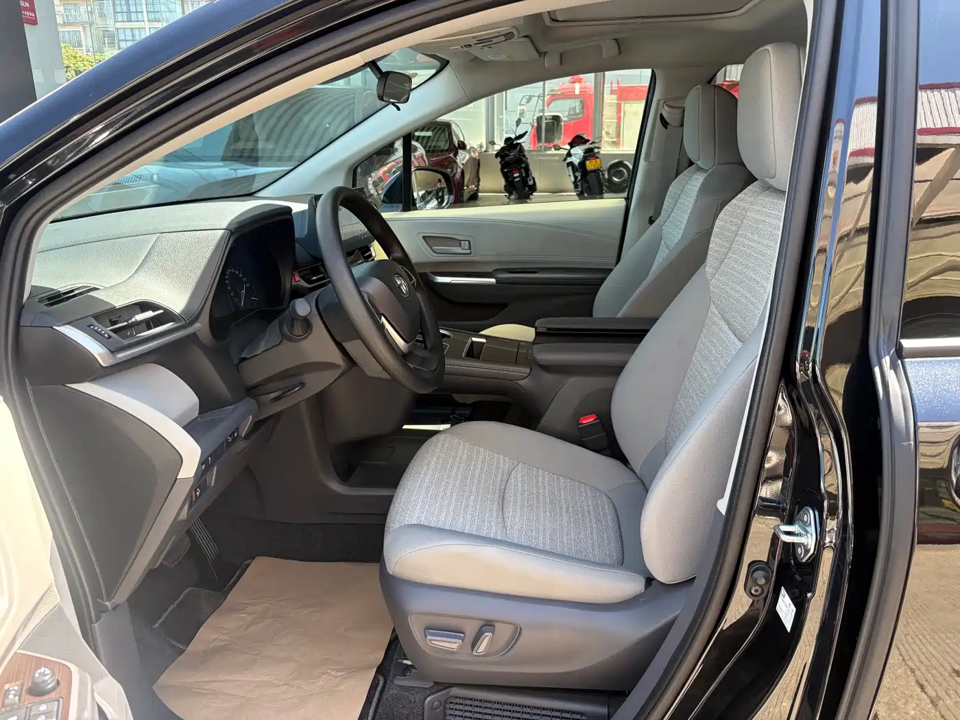 Toyota Sienna 2024 2.5L Hybrid Comfort Edition фото 8