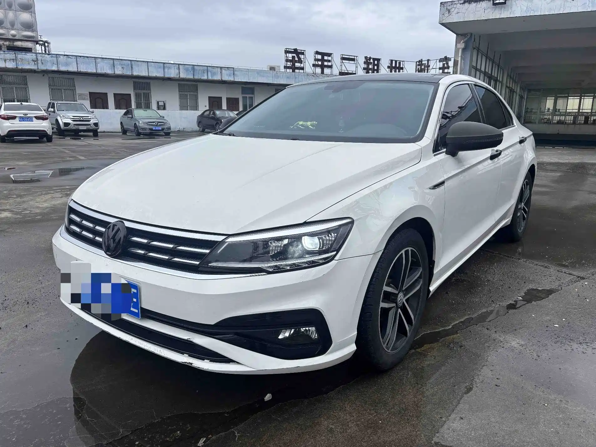 Photo 1 - Volkswagen Lamando