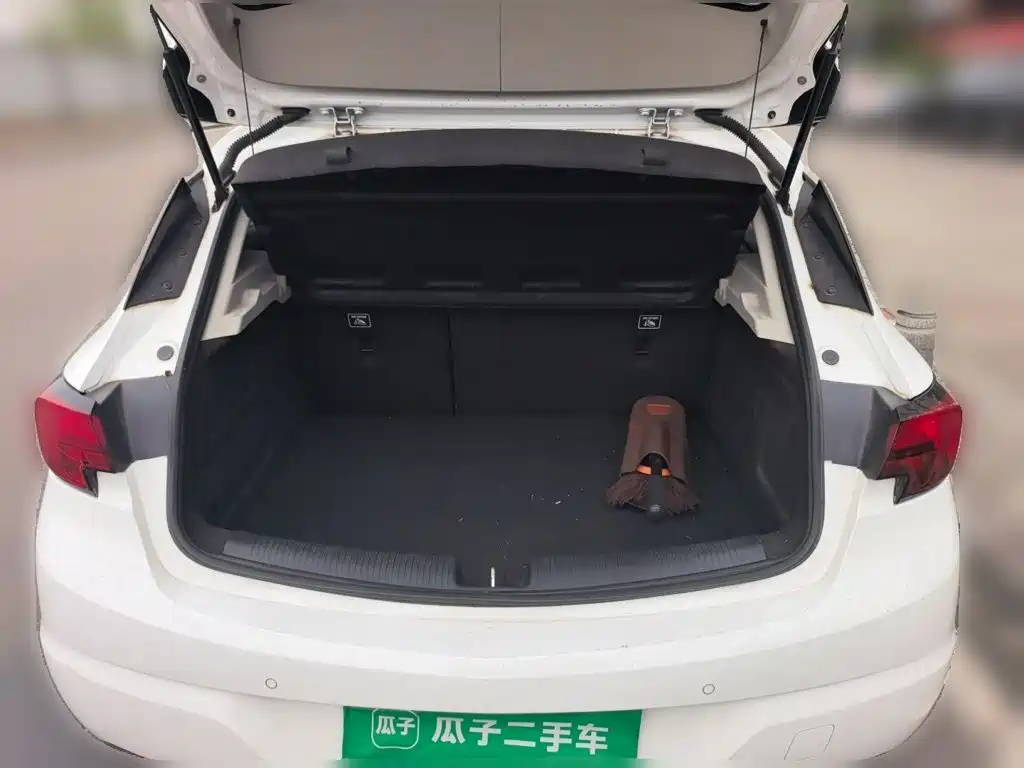 Photo 15 - Buick Verano