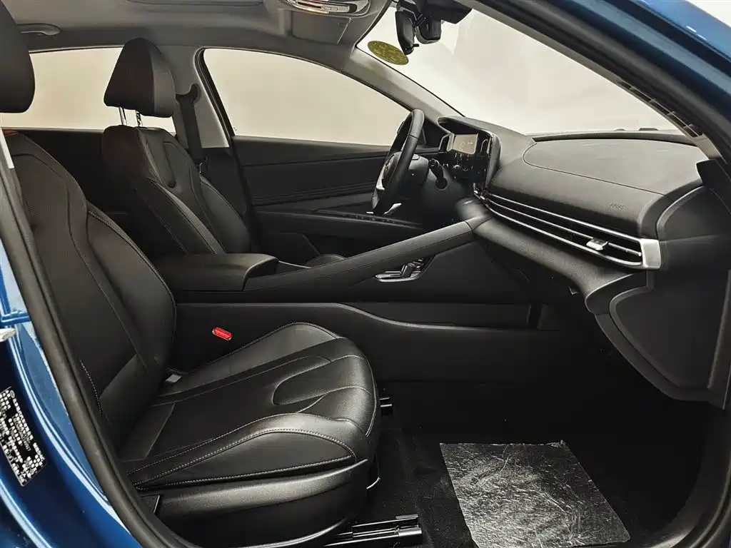Hyundai Elantra 2021 1.5L CVT LUX Premium Edition фото 20
