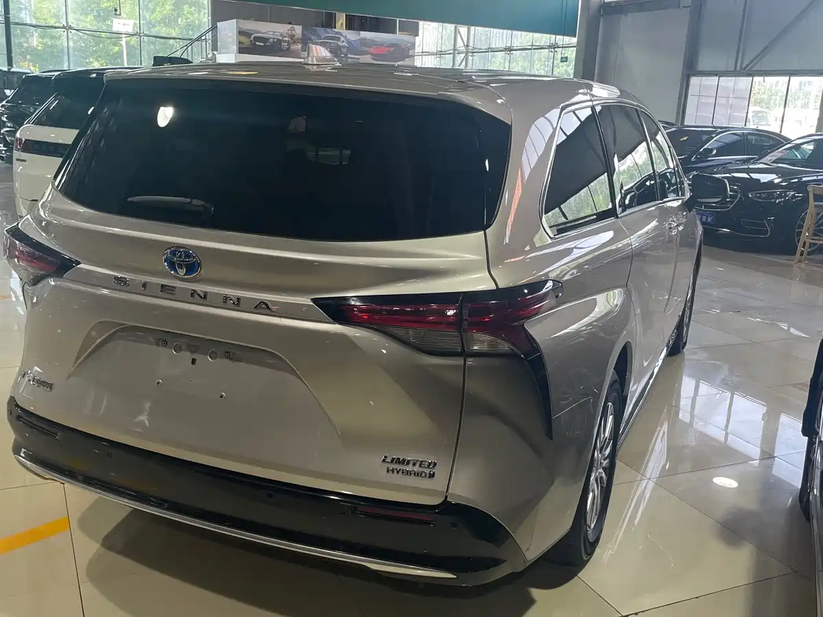 Toyota Sienna 2023 2.5L Hybrid Premium Edition фото 7