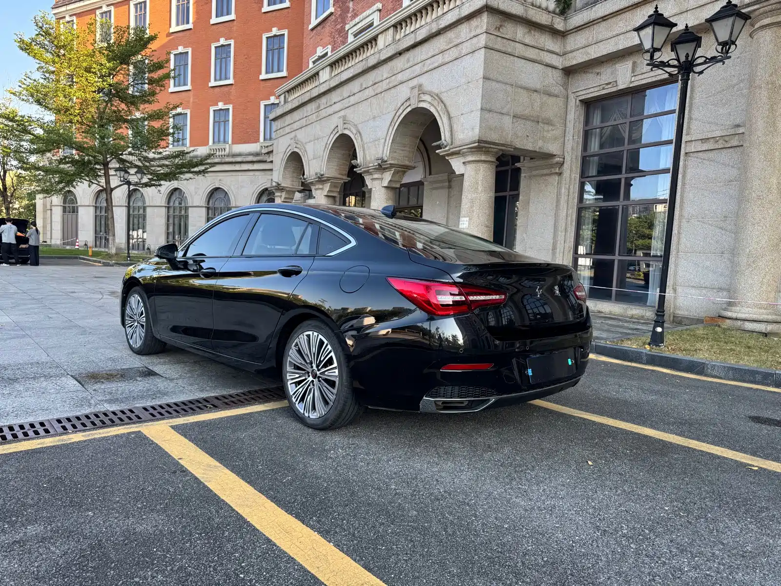 Фото 42 - Hongqi H5