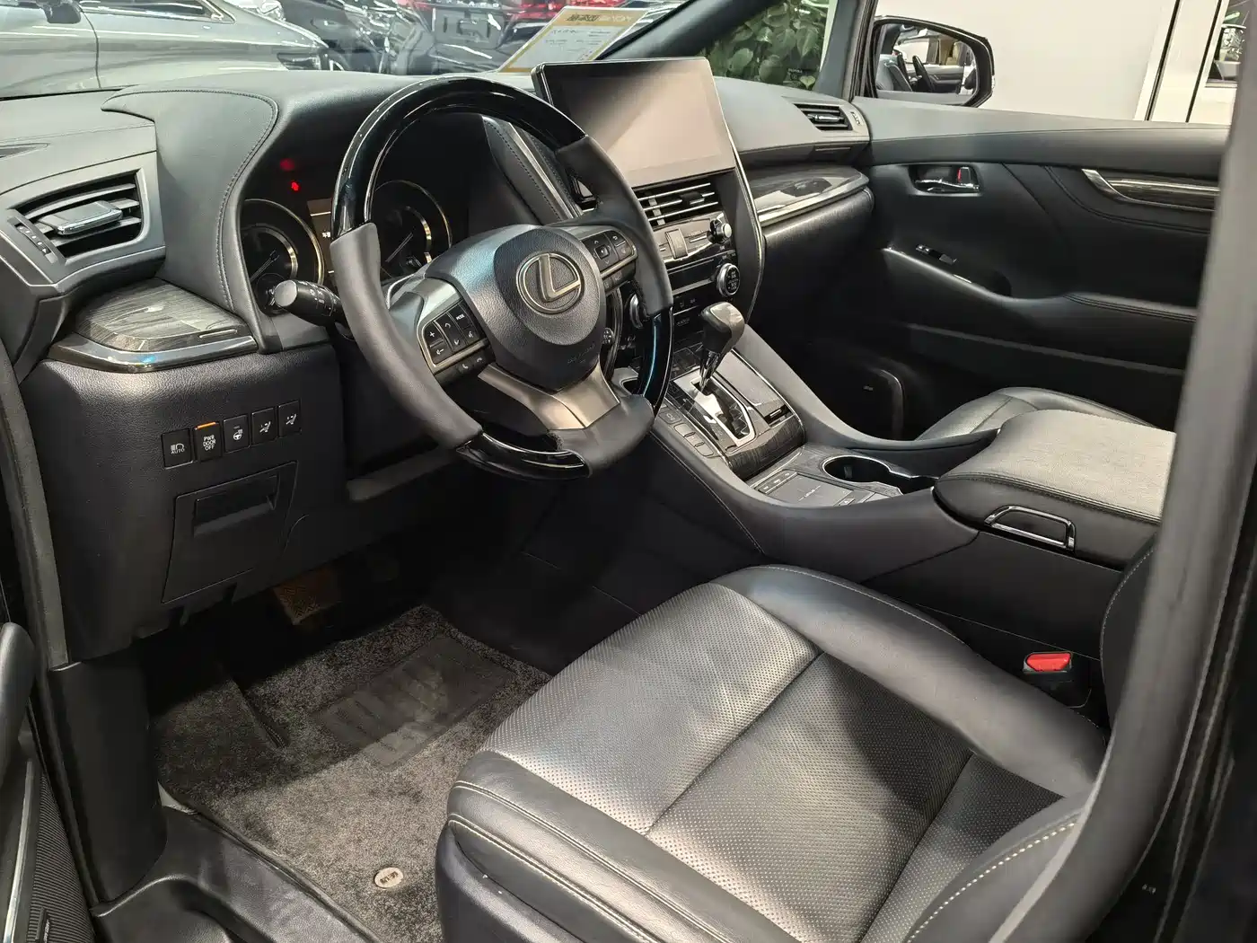Lexus LM 2020 300h Seven-Seater Elegance Edition фото 7