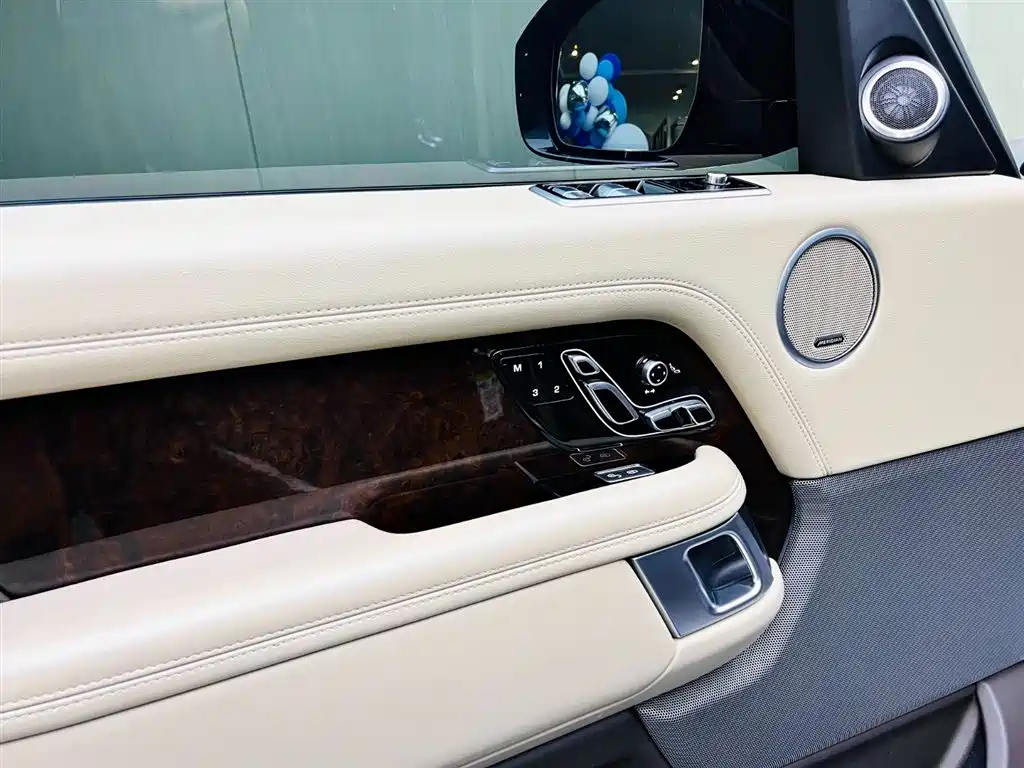 Land Rover Range Rover 2020 3.0 L6 Heritage Extended Edition фото 11
