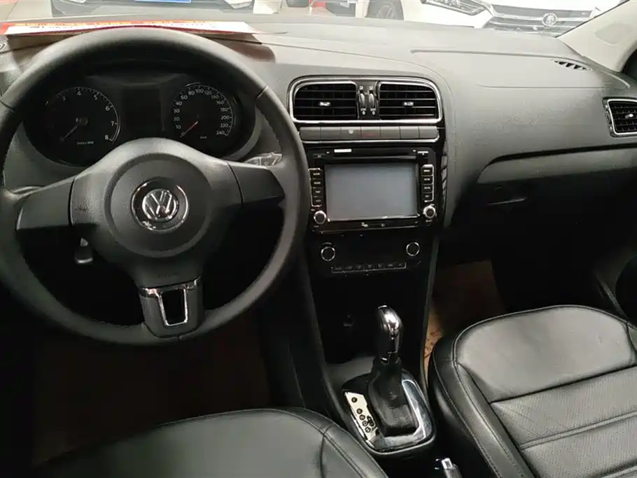 Volkswagen Polo 2013 1.6L Automatic Luxury Edition фото 12