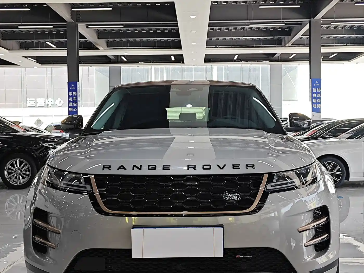 Land Rover Range Rover Evoque 2023 Range Rover Evoque L 249PS Corinthian Bronze Special Edition фото 2