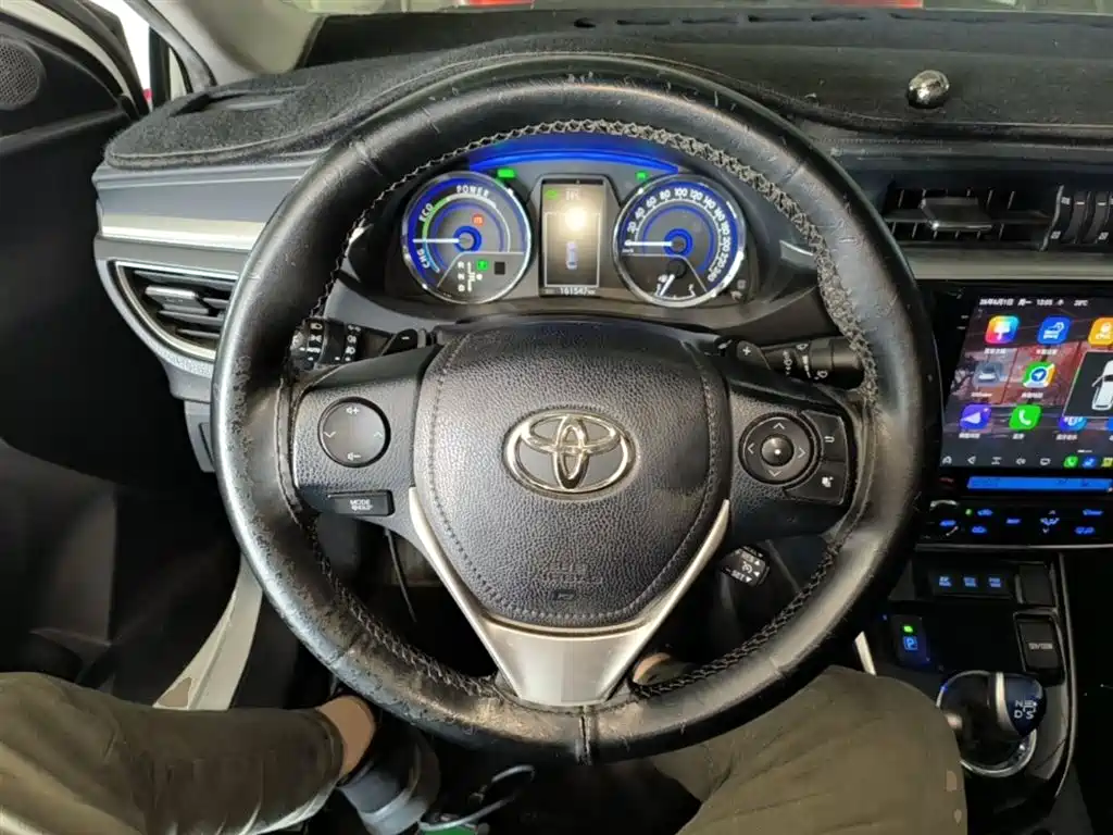 Toyota Corolla 2016 Dual Hybrid 1.8L E-CVT Elite Edition фото 11