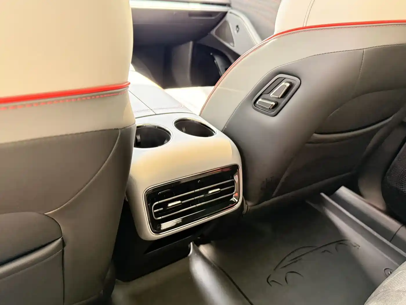 Geely Galaxy Galaxy E8 2025 620km AWD Starship LiDAR Smart Drive Edition фото 6