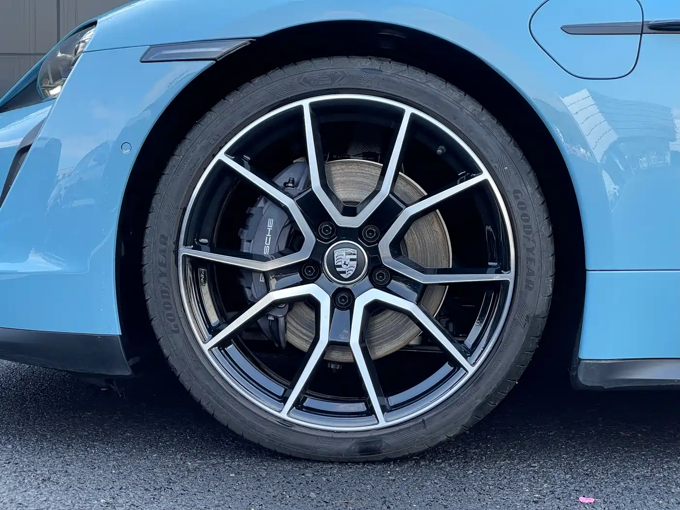 Porsche Taycan фото 7