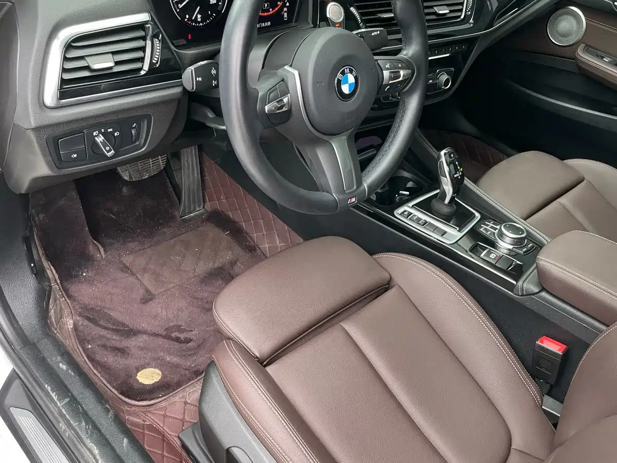BMW 1 Series 2023 120i M Sport Shadow Edition фото 16