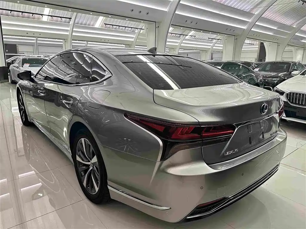 Фото 19 - Lexus LS