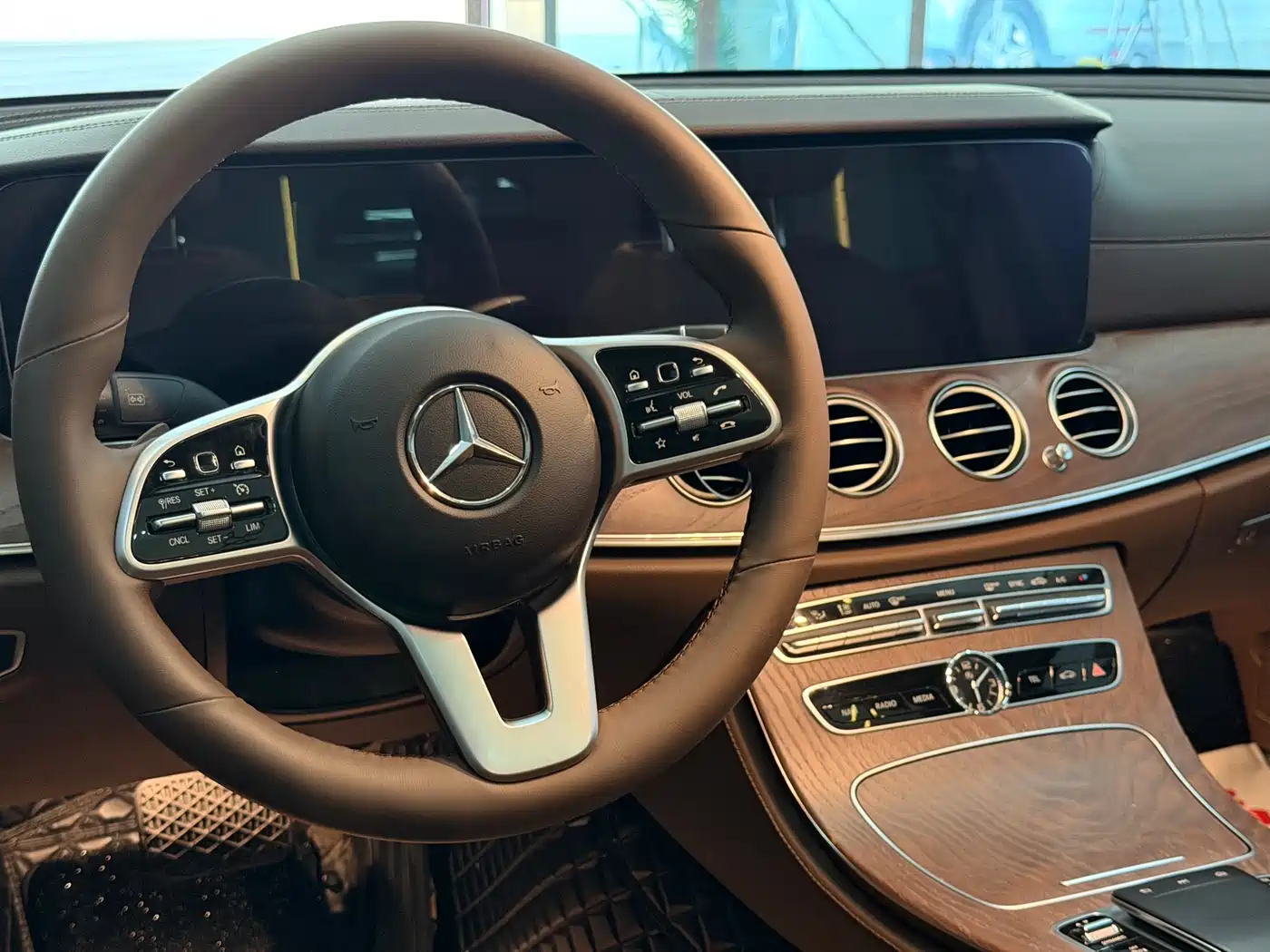 Mercedes-Benz E-Class 2020 E 300 L Fashion фото 6