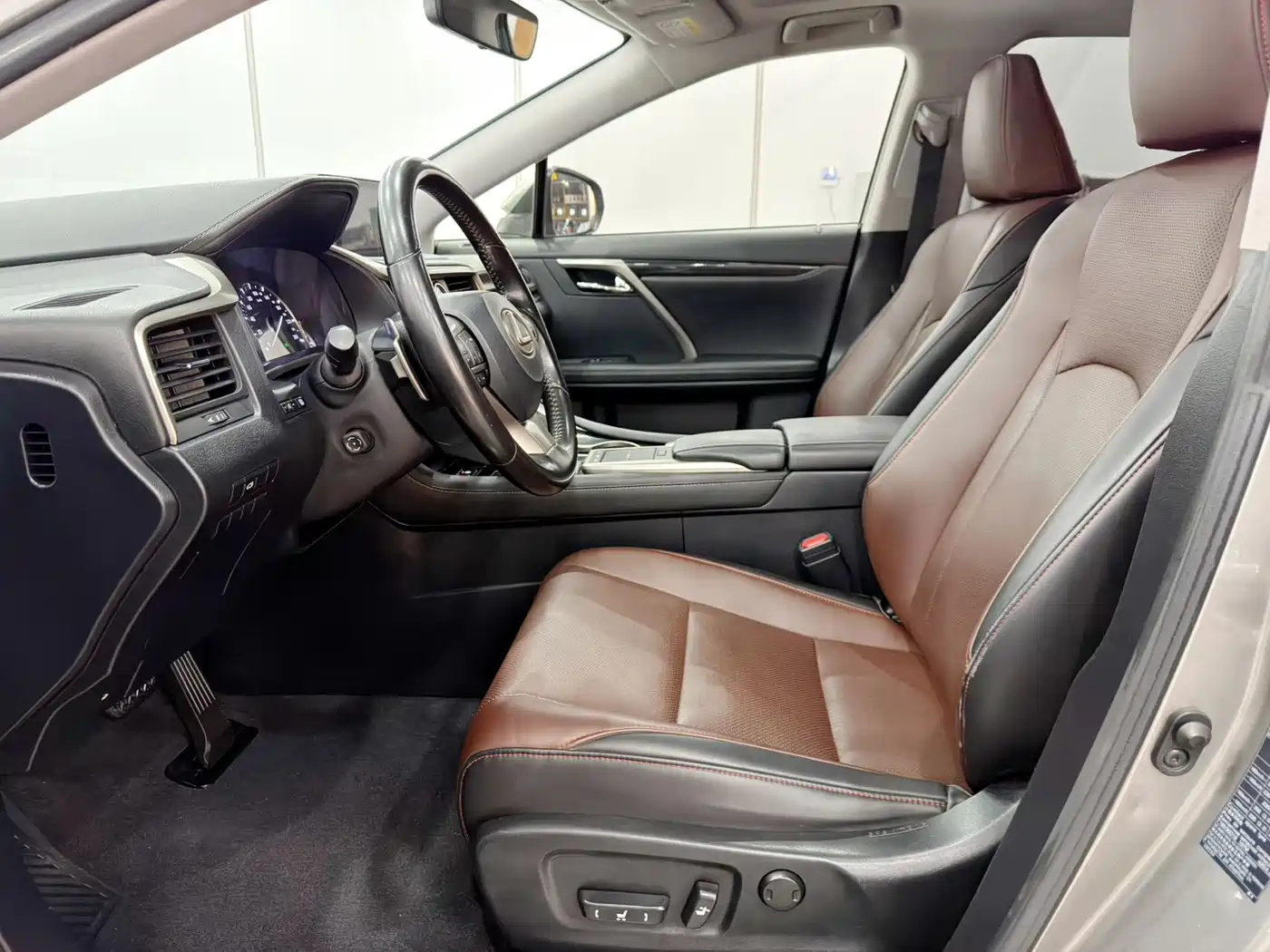 Photo 9 - Lexus RX