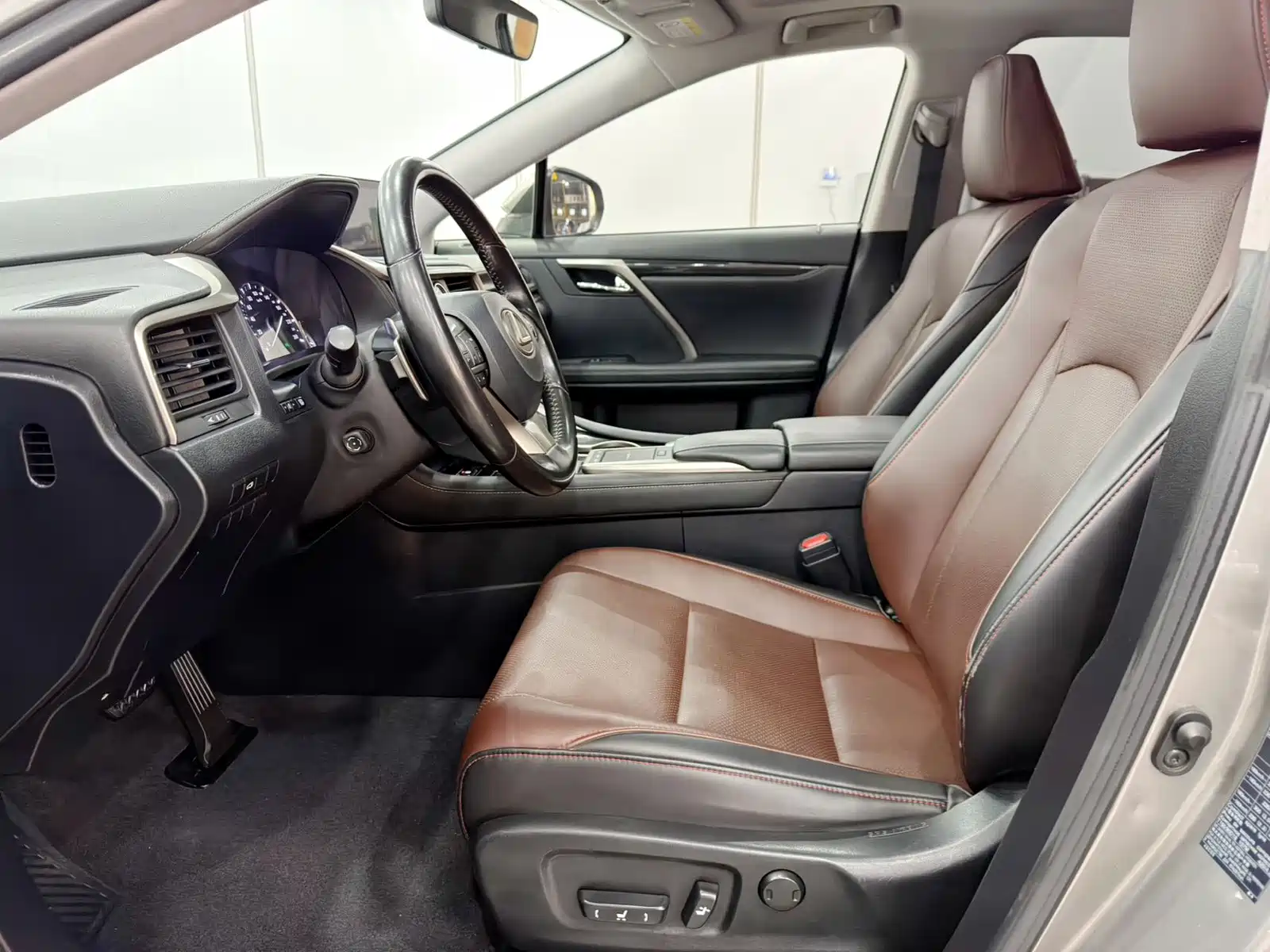 Фото 9 - Lexus RX