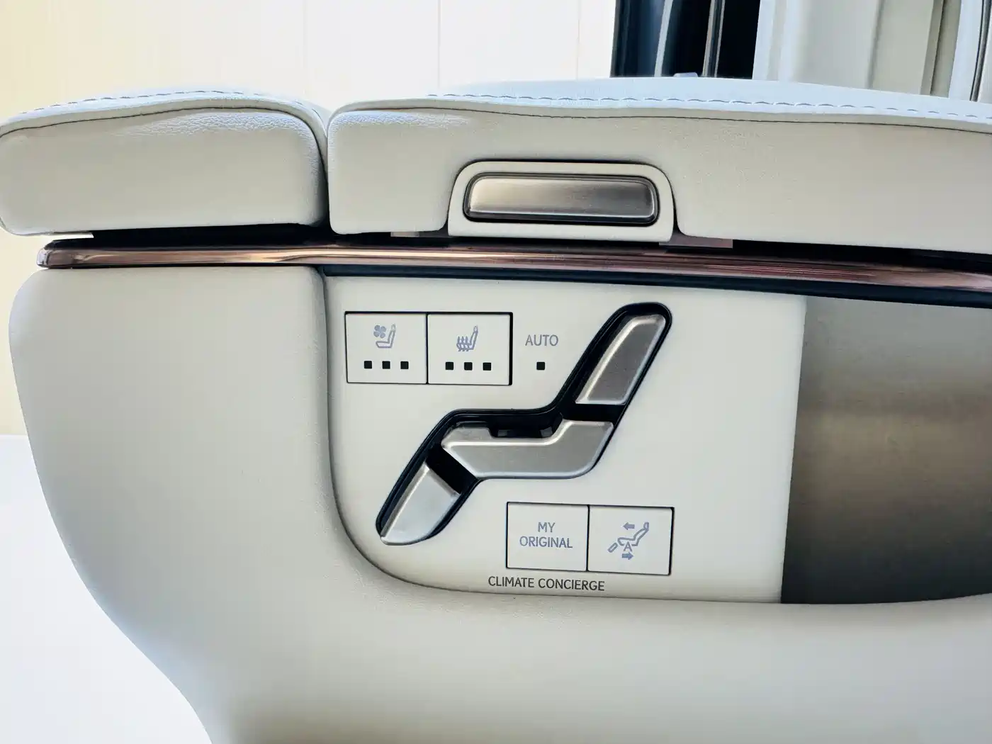 Lexus LM 2025 Model 500h Six-Seater Prestige Edition фото 10