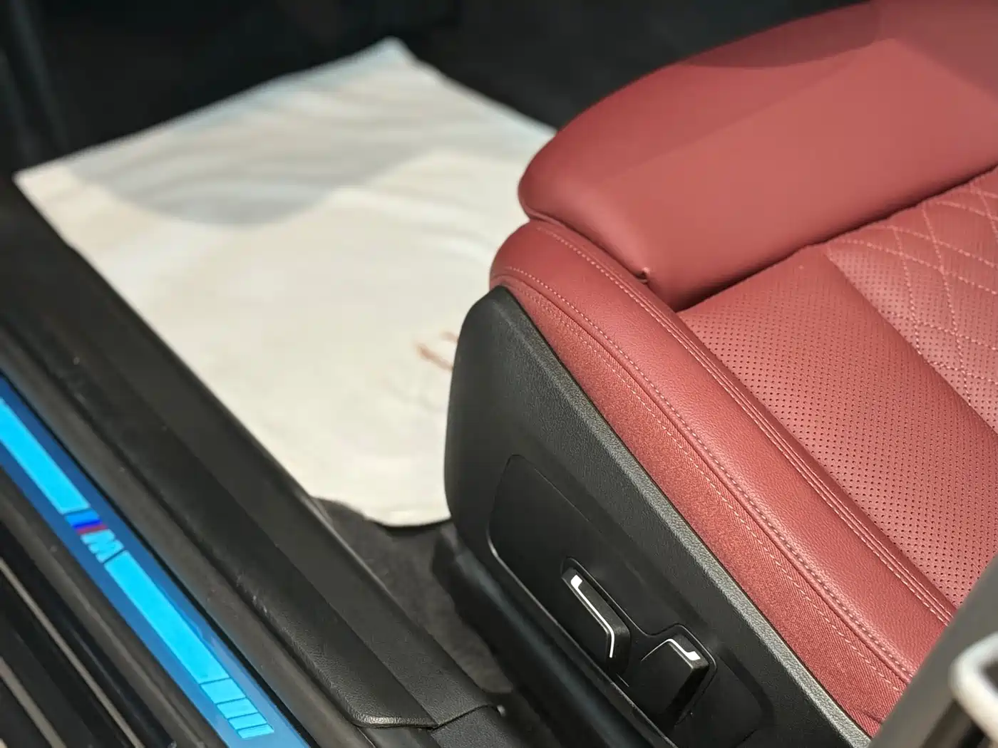 BMW 3 Series 2025 330i M Sport Night Edition фото 13