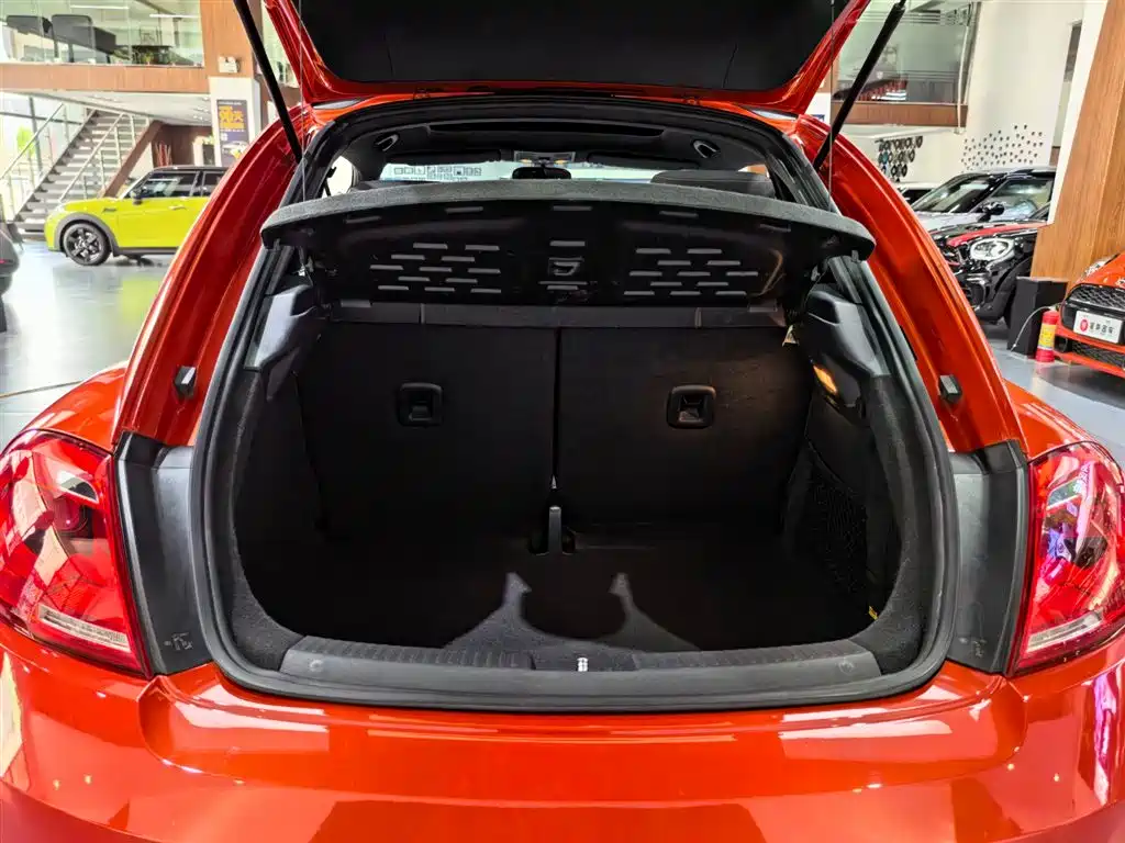 Volkswagen Beetle 2016 Model 180TSI Club Edition фото 19