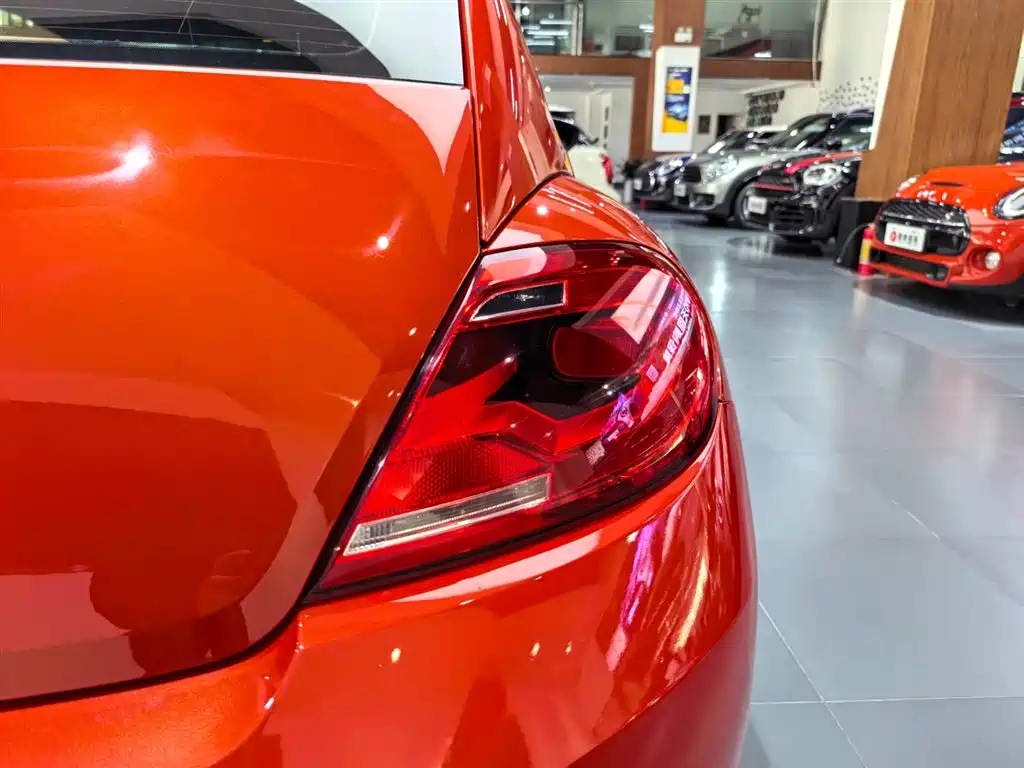 Volkswagen Beetle 2016 Model 180TSI Club Edition фото 18
