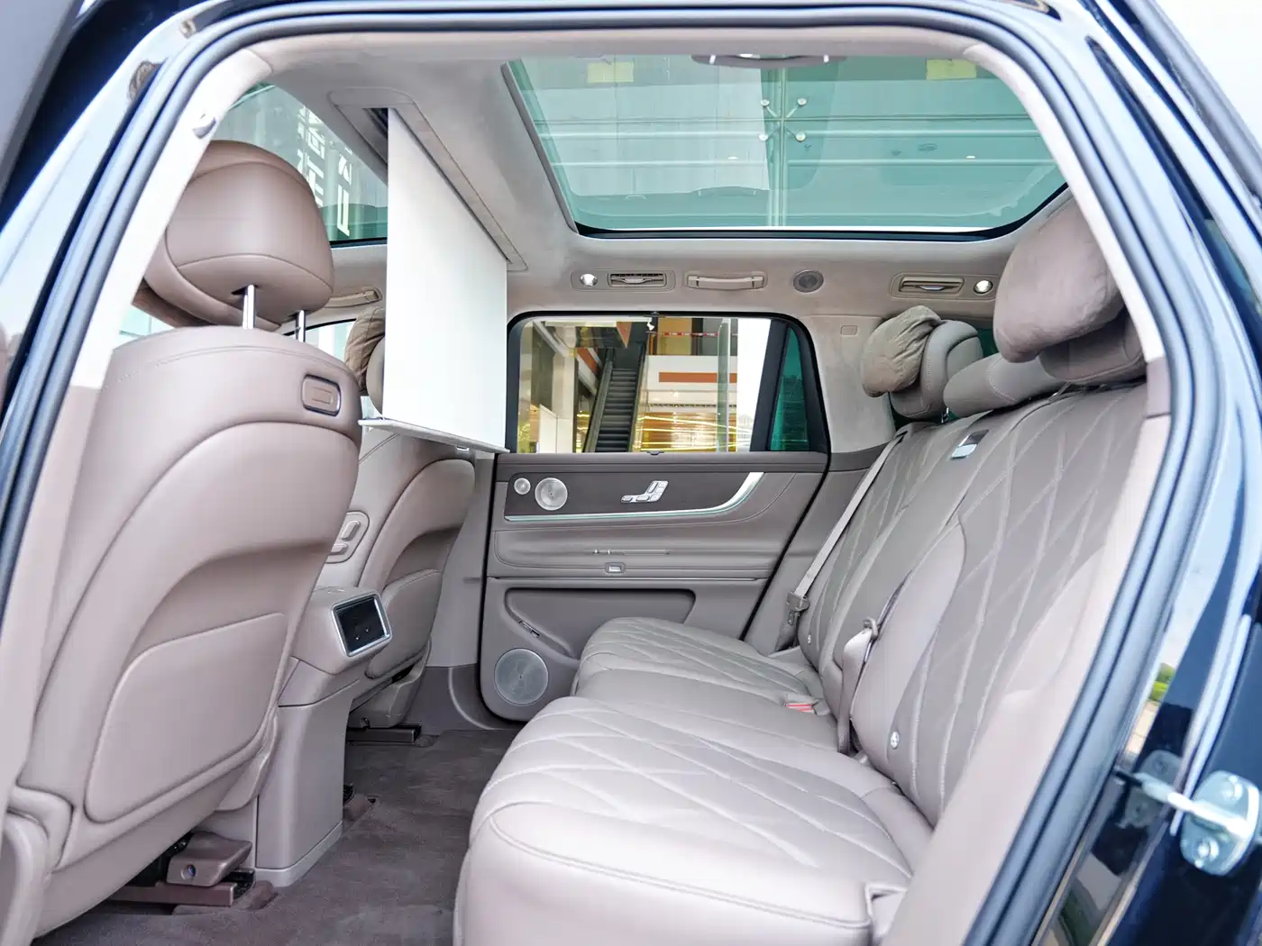 AITO Wenjie AITO M9 2025 Extended Range Ultra 52kWh 5-Seater фото 13