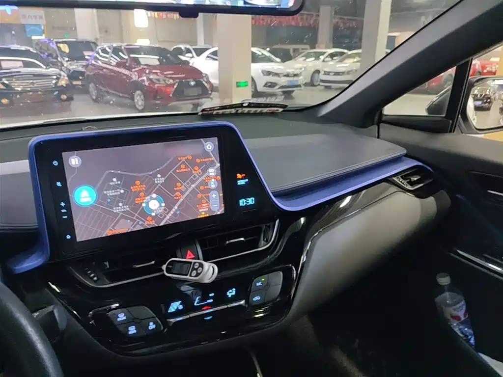 Toyota C-HR 2018 2.0L Leading Sunroof Edition V фото 10