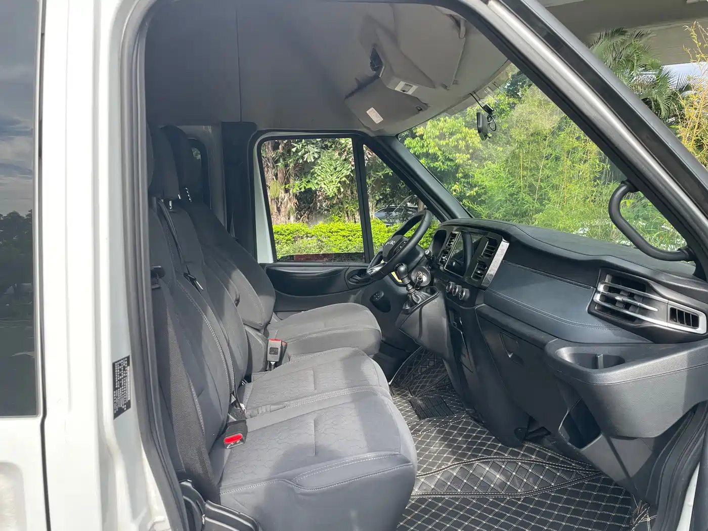 Jiangling JMC Fushun 2024 2025 Model 2.0T 6MT Diesel Medium Wheelbase High Roof Commercial MPV 7 Seats