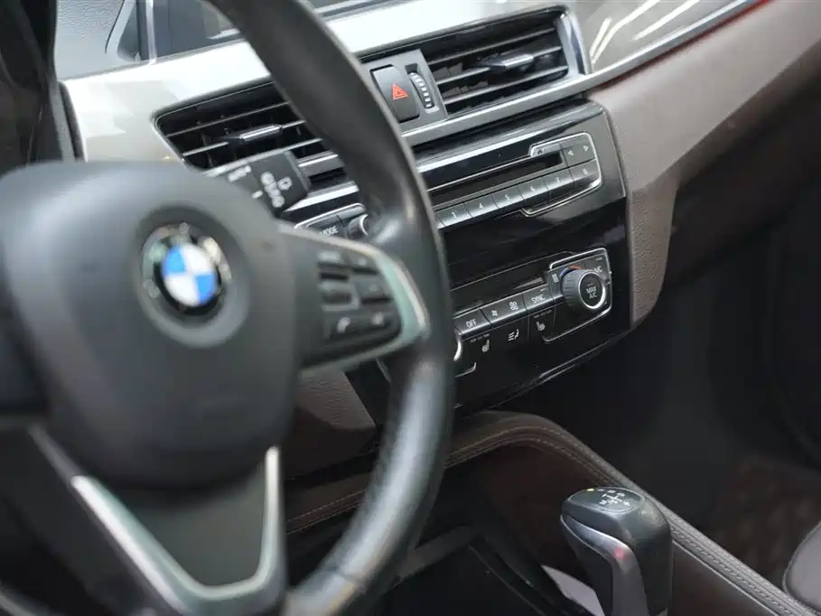 BMW X1 2016 sDrive18Li Luxury Model фото 14