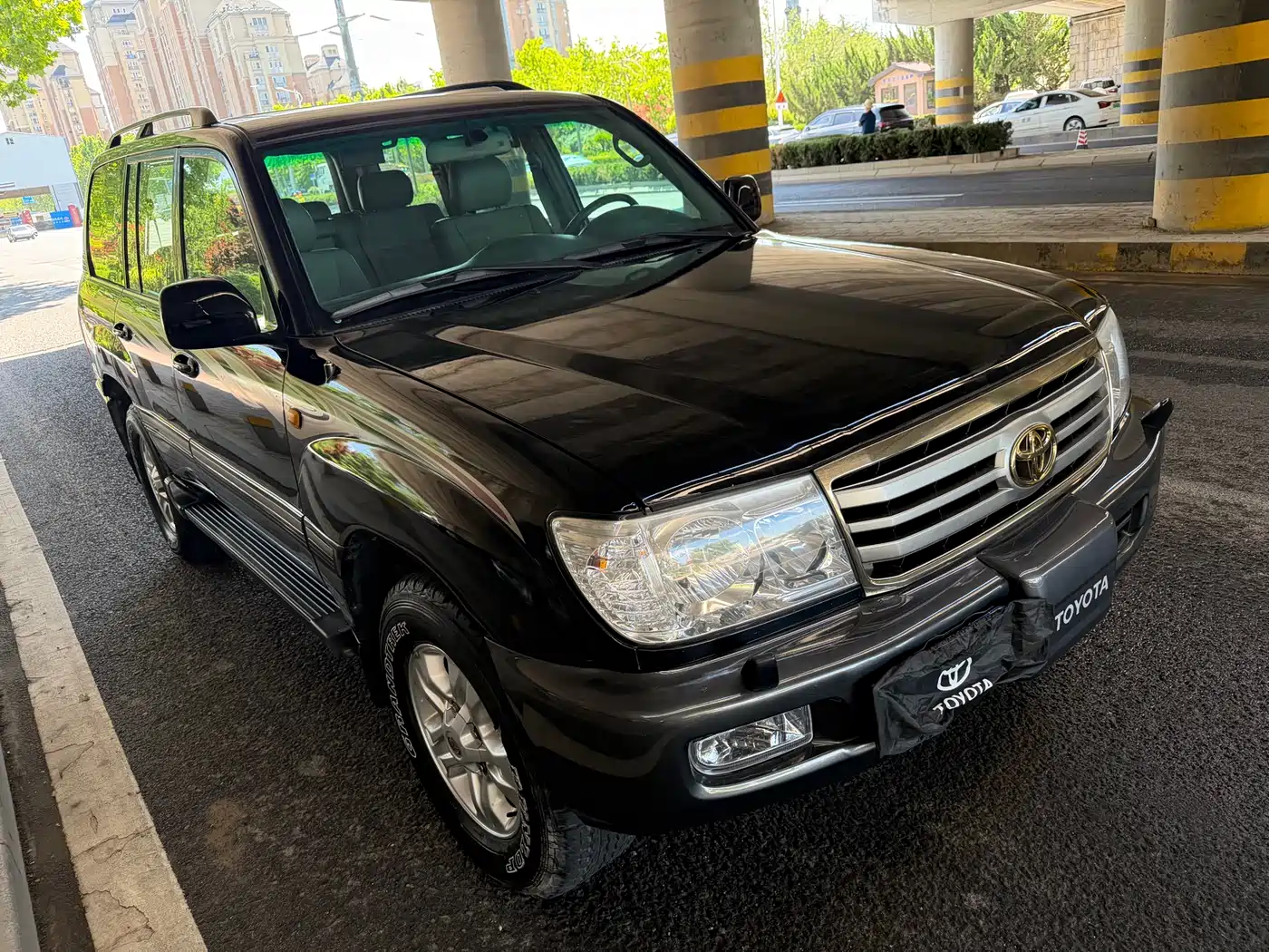 Toyota Land Cruiser 2005 Model 4.7L Automatic VX-R Luxury DVD Edition