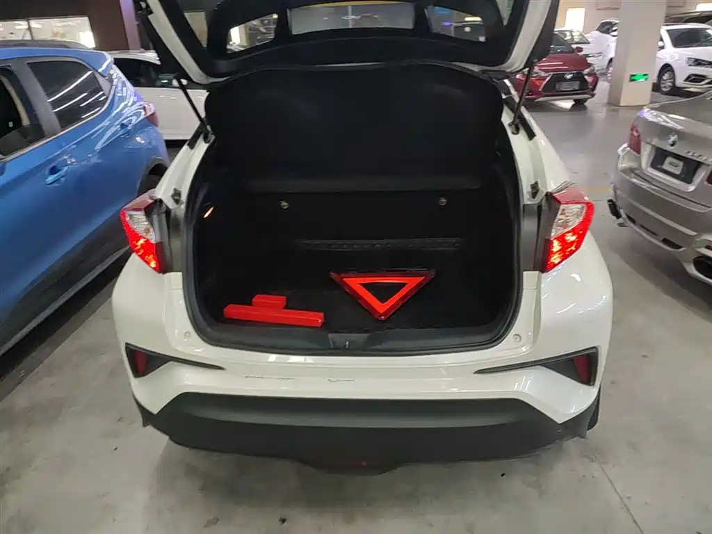 Toyota C-HR 2018 2.0L Leading Sunroof Edition V фото 19