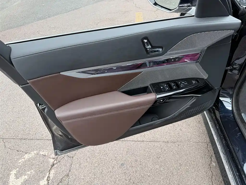 BMW 7 Series 2023 Model 735Li M Sport Package фото 6