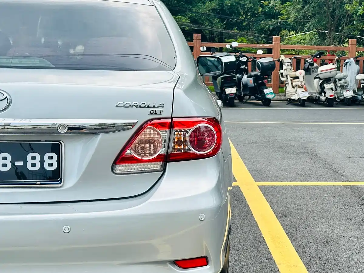 Toyota Corolla 2011 1.8L CVT GL-i Commemorative Edition фото 14
