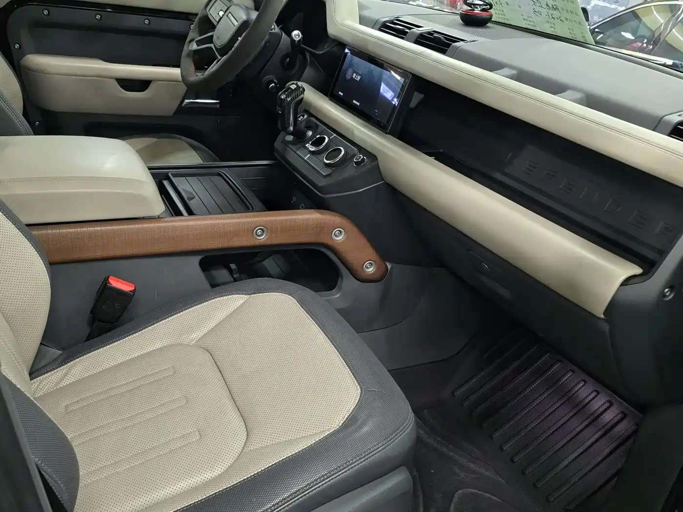 Land Rover Defender 2021 110 P400 Dark Special Edition фото 8