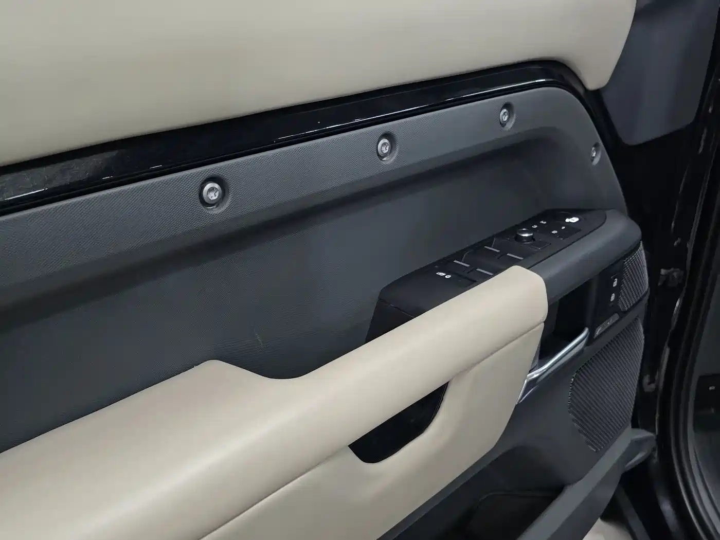 Land Rover Defender 2021 110 P400 Dark Special Edition фото 3